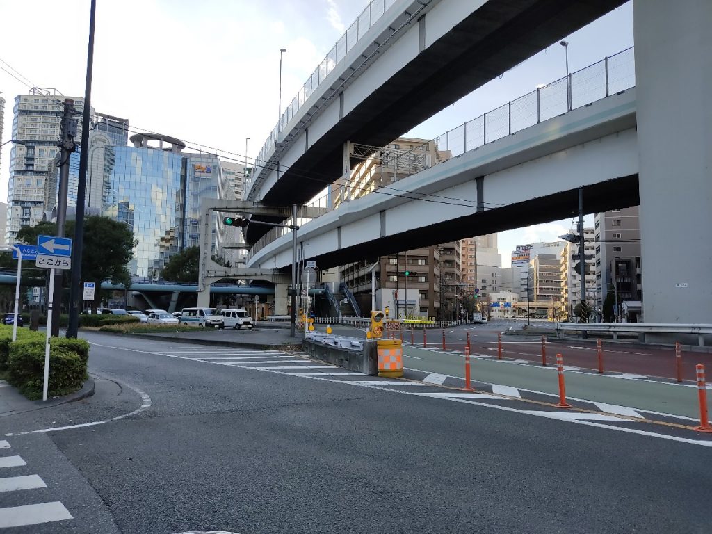 神奈川公園の横