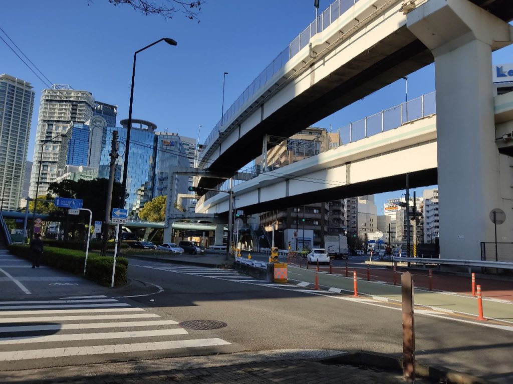 神奈川公園の横